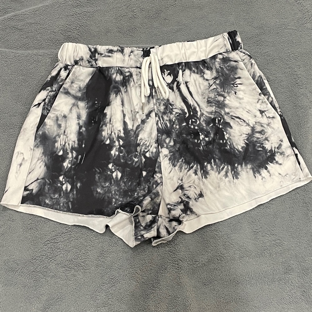 Black and white lounge shorts. Never worn. Size small/4.